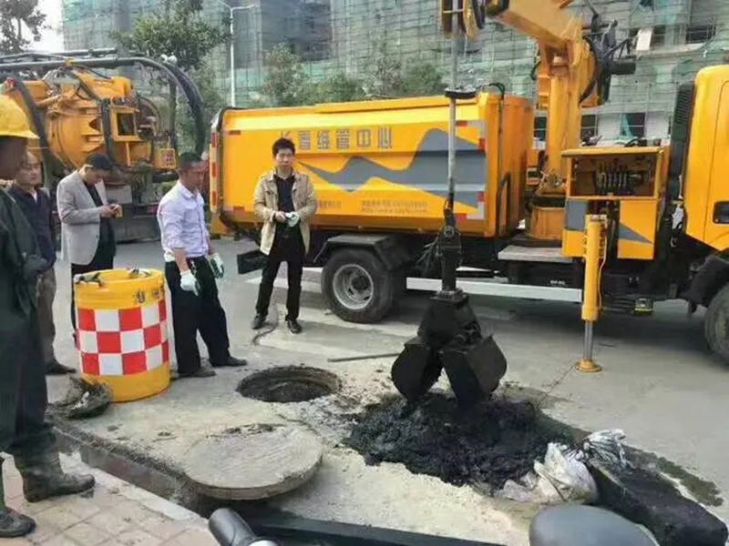 乌尔禾街道：网格员化身“清道夫”，为民解忧疏通“堵心”化粪池