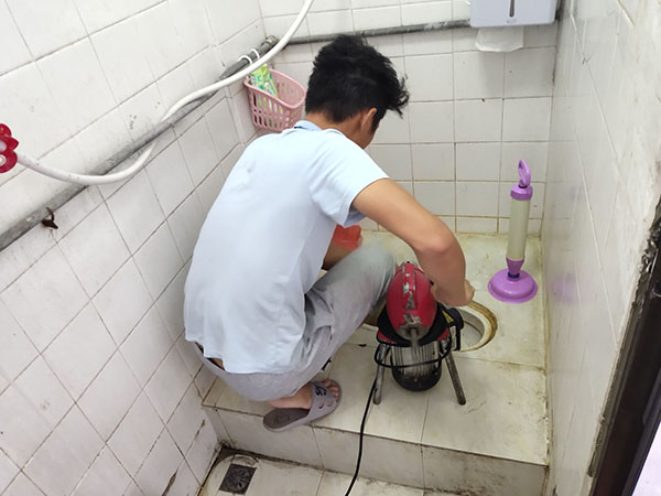 乌尔禾肥皂掉到马桶里把马桶堵住了怎么办？马桶堵住了怎么办
